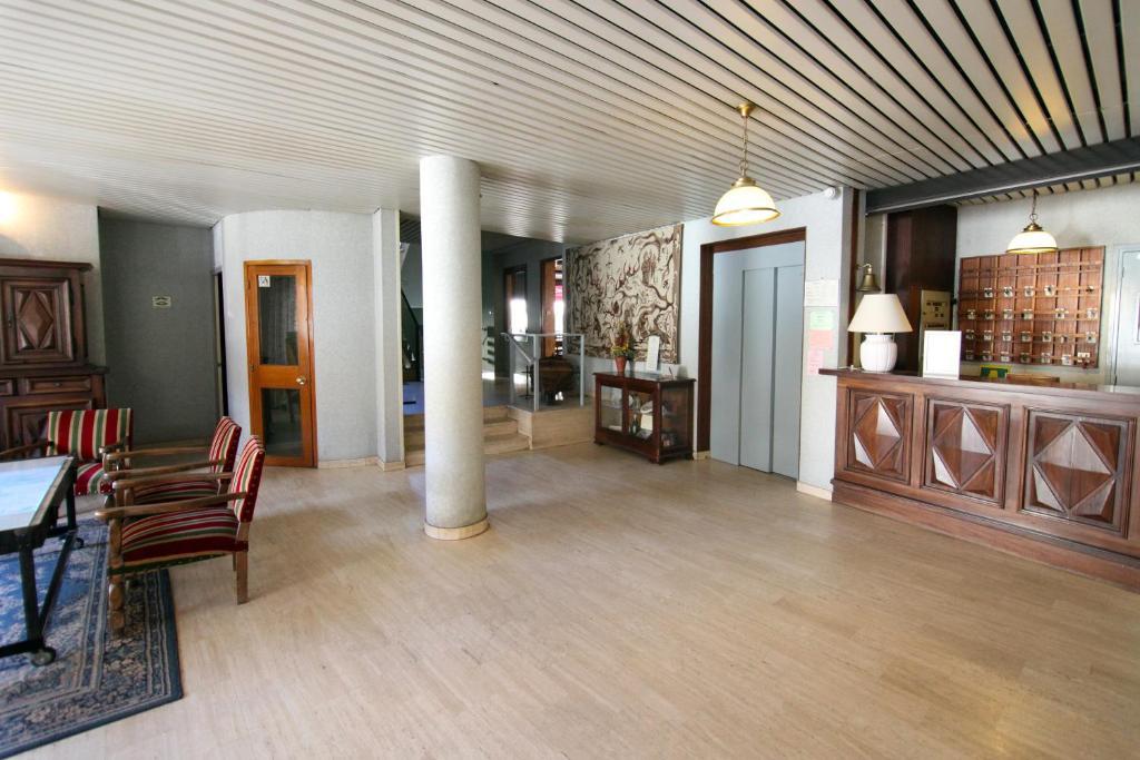 Logis Hotel Restaurant Du Commerce La Canourgue Buitenkant foto