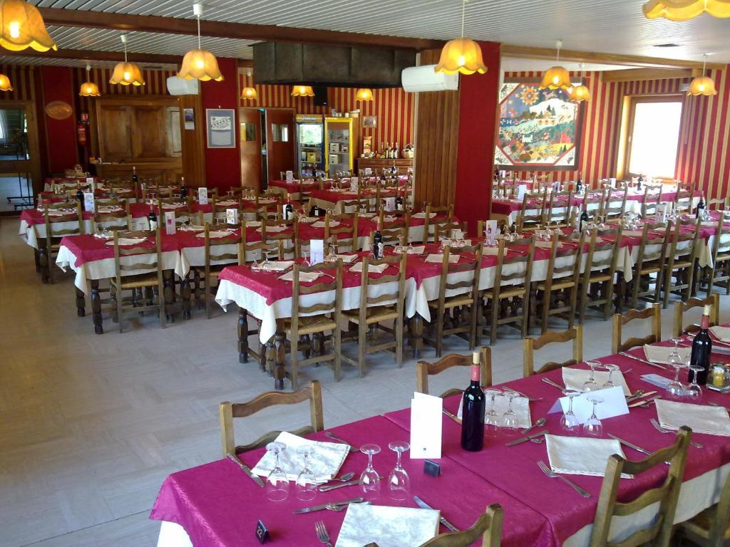Logis Hotel Restaurant Du Commerce La Canourgue Buitenkant foto