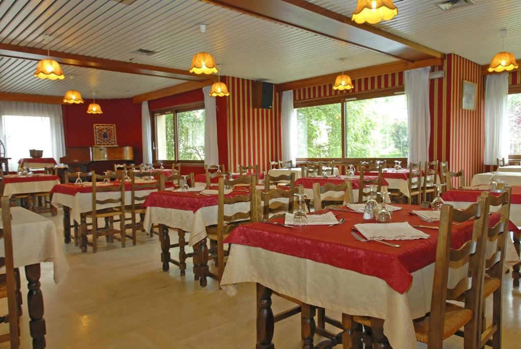 Logis Hotel Restaurant Du Commerce La Canourgue Buitenkant foto