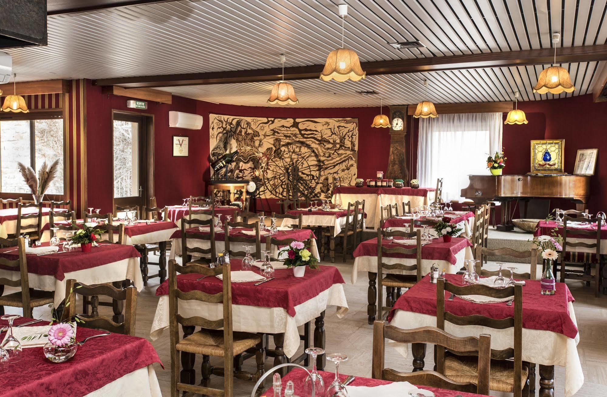 Logis Hotel Restaurant Du Commerce La Canourgue Buitenkant foto