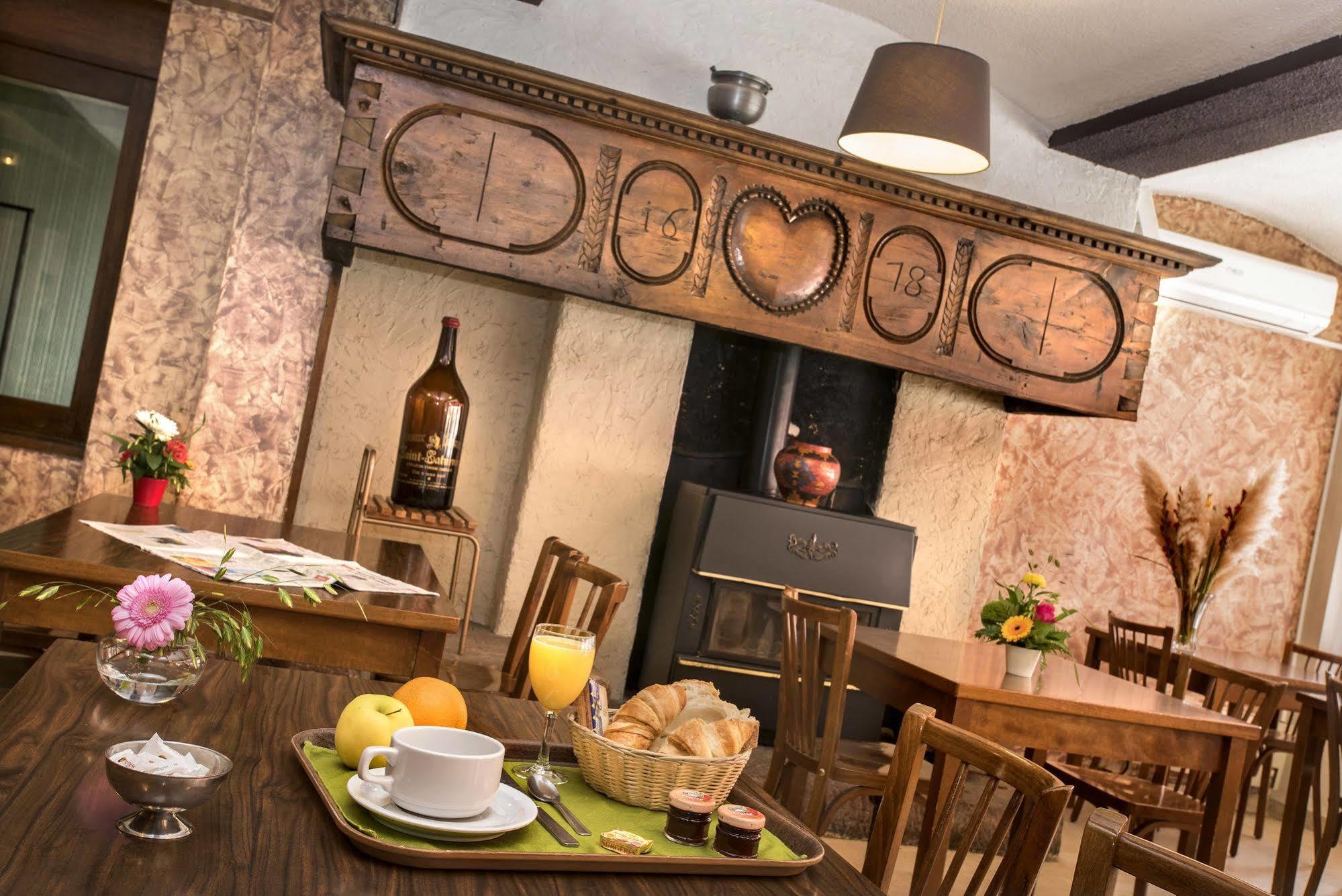 Logis Hotel Restaurant Du Commerce La Canourgue Buitenkant foto